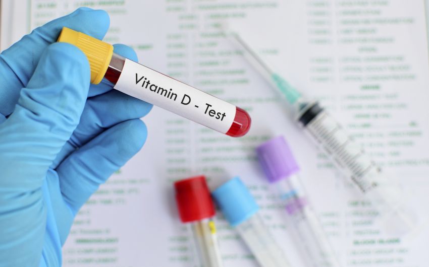 Man sieht ein Röhrchen mit einer Blutprobe, auf dem Vitamin-D-Test steht.