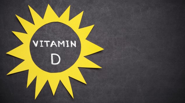 Vitamin D steht auf einer tafel geschrieben mit Sonne drum herum