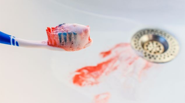 Blutige Zahnbürste mit Blutspritzern im Waschbecken